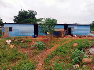 ಲಿಂಗಸುಗೂರು ತಾಲ್ಲೂಕಿನ ಕರಕಲಗಡ್ಡಿಯ ಸಂತ್ರಸ್ತರು ತಾತ್ಕಾಲಿಕ ಶೆಡ್ನಲ್ಲಿ ವಾಸಿಸುತ್ತಿರುವುದು